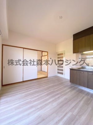 【居間・リビング】 | 　フリーディオ山之上 | こちらの居間で趣味の時間をお楽しみください