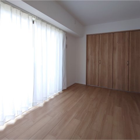 リステージ本郷台プリズムガーデンの寝室|バルコニーから淡い光が差し込みます