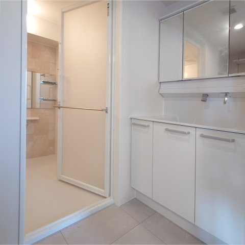 リステージ本郷台プリズムガーデンの独立洗面台|収納3面鏡タイプの洗面化粧台です