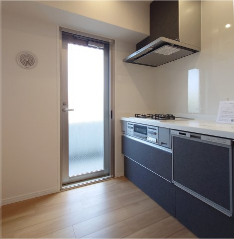 リステージ本郷台プリズムガーデンのキッチン|キッチンに勝手口がありバルコニーに出られます