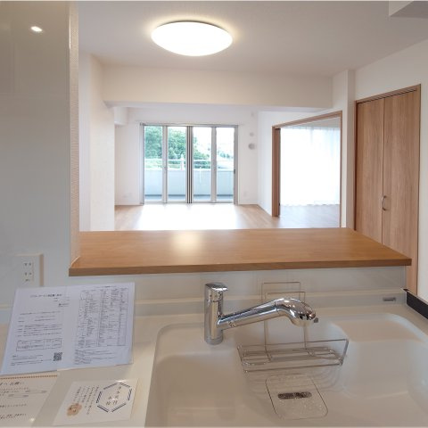 リステージ本郷台プリズムガーデンのキッチン|キッチンで作業をしながら見える風景です