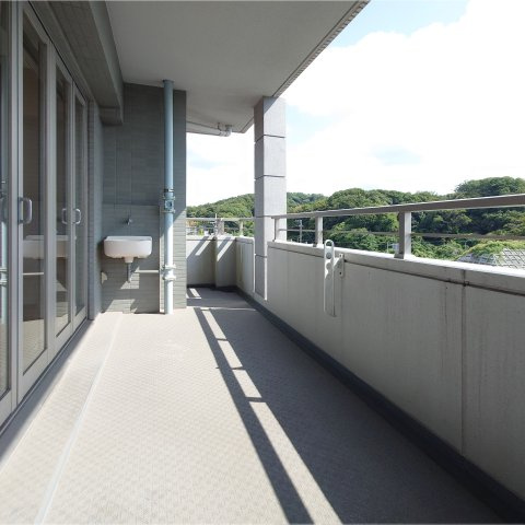 リステージ本郷台プリズムガーデンのバルコニー|リビング側のバルコニーにはスロップシンクもあるのでバルコニーのお掃除もらくらくです
