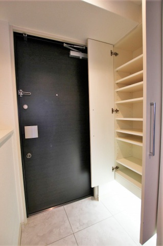 S-RESIDENCE緑橋Serioの玄関