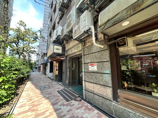 ニューギンザビル１号館のエントランス