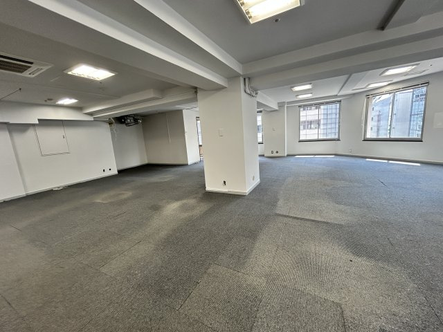 ニューギンザビル１号館の駐車場