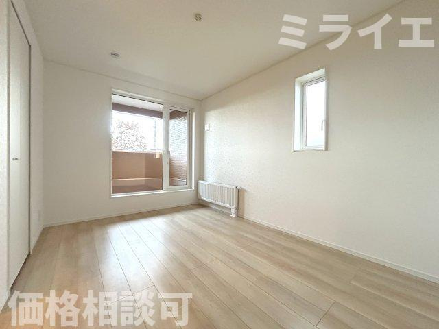 【新築戸建】札幌市北区新琴似7条15丁目2棟の洋室|2階洋室にはルーフバルコニーが設置されています。