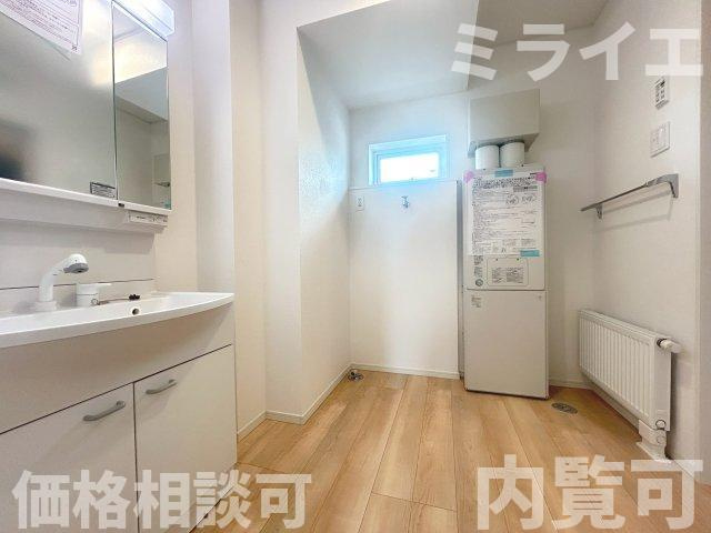 【新築戸建】札幌市北区新琴似7条15丁目2棟の洋室|2階洋室にはルーフバルコニーが設置されています。
同仕様物件(同間取り)