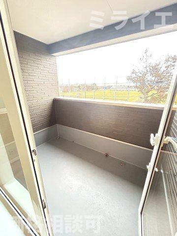 【新築戸建】札幌市北区新琴似7条15丁目2棟のバルコニー|屋根付で雨・雪が入りにくいルーフバルコニーを採用しています。洗濯物干しだけではなく椅子を置いてのんびり過ごせる広さです。