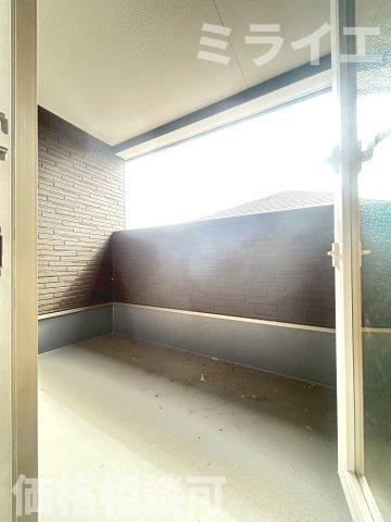 【新築戸建】札幌市北区新琴似7条15丁目2棟のバルコニー|屋根付で雨・雪が入りにくいルーフバルコニーを採用しています。洗濯物干しだけではなく椅子を置いてのんびり過ごせる広さです。
同仕様物件(同間取り)