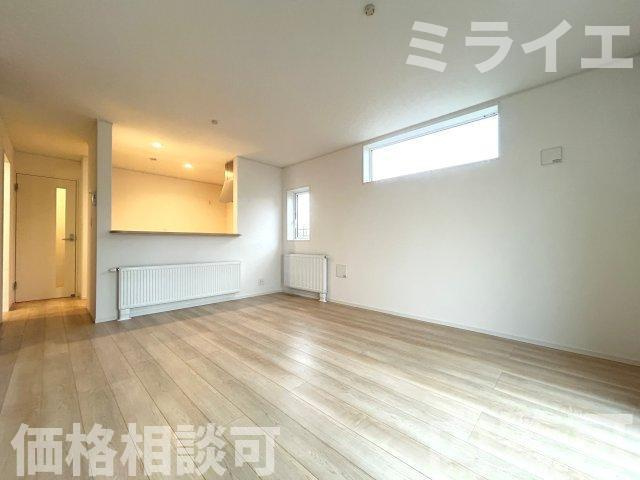 【新築戸建】札幌市北区新琴似7条15丁目2棟の居間・リビング|リビングが見渡せる対面キッチンを採用。内装(壁・床・建具)は白を基調とし、明るい雰囲気となっています。
同仕様物件