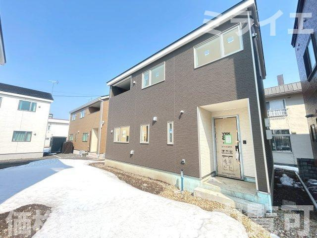 【新築戸建】札幌市北区新琴似7条15丁目2棟の居間・リビング|リビングが見渡せる対面キッチンを採用。内装(壁・床・建具)は白を基調とし、明るい雰囲気となっています。
同仕様物件