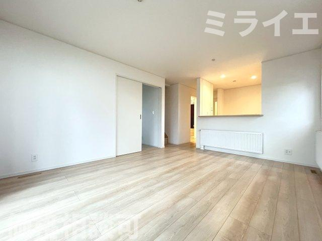 【新築戸建】札幌市北区新琴似7条15丁目2棟の居間・リビング|リビングが見渡せる対面キッチンを採用。内装(壁・床・建具)は白を基調とし、明るい雰囲気となっています。
同仕様物件(同間取り)