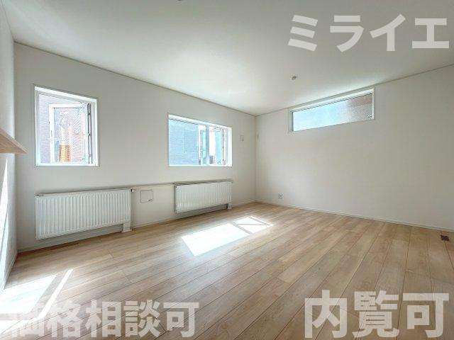 【新築戸建】札幌市北区新琴似7条15丁目2棟の居間・リビング|リビングが見渡せる対面キッチンを採用。内装(壁・床・建具)は白を基調とし、明るい雰囲気となっています。
同仕様物件(同間取り)
