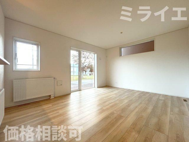 【新築戸建】札幌市北区新琴似7条15丁目2棟の居間・リビング|リビングが見渡せる対面キッチンを採用。内装(壁・床・建具)は白を基調とし、明るい雰囲気となっています。
同仕様物件(同間取り)