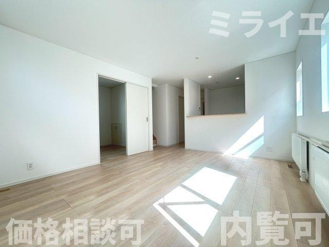 【新築戸建】札幌市北区新琴似7条15丁目2棟の居間・リビング|リビングが見渡せる対面キッチンを採用。内装(壁・床・建具)は白を基調とし、明るい雰囲気となっています。
同仕様物件(同間取り)