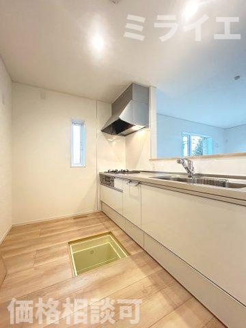 【新築戸建】札幌市北区新琴似7条15丁目2棟のキッチン|広々システムキッチンは、シンク・調理部分だけではなく、小物から大きな調理器具まで収納でき、出し入れもスムーズな収納充実プランを採用。食洗器設置可能。床下収納あり。
同仕様物件(同間取り)