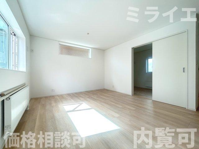 【新築戸建】札幌市北区新琴似7条15丁目2棟のキッチン|広々システムキッチンは、シンク・調理部分だけではなく、小物から大きな調理器具まで収納でき、出し入れもスムーズな収納充実プランを採用。食洗器設置可能。床下収納あり。
同仕様物件(同間取り)