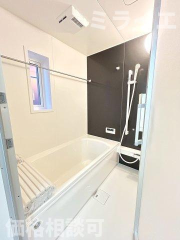 【新築戸建】札幌市北区新琴似7条15丁目2棟の浴室|追焚機能はもちろん、浴室乾燥・暖房・涼風機能完備しています。窓があり換気もできます。
同仕様物件(同間取り)