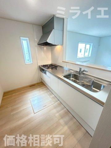 【新築戸建】札幌市北区新琴似7条15丁目2棟の浴室|追焚機能はもちろん、浴室乾燥・暖房・涼風機能完備しています。窓があり換気もできます。
同仕様物件(同間取り)