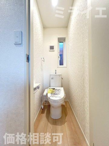 【新築戸建】札幌市北区新琴似7条15丁目2棟のトイレ|1階・2階に温水洗浄便座を設置。センサーによる便ふたオート開閉機能により、手を触れることがなく快適で衛生面にも配慮されています。
同仕様物件(同間取り)