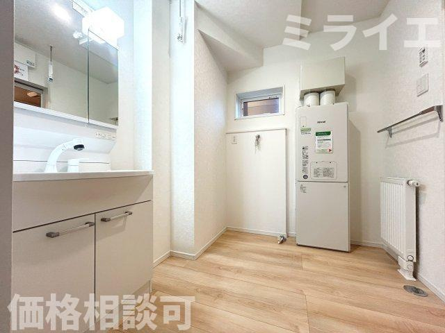 【新築戸建】札幌市北区新琴似7条15丁目2棟の独立洗面台|広範囲を映すだけではなく、両サイドのミラー裏に収納棚を設け、洗面道具をスッキリ収納できる三面鏡タイプを採用しています。