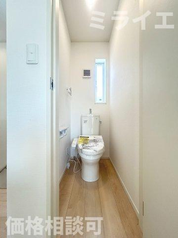 【新築戸建】札幌市北区新琴似7条15丁目2棟の独立洗面台|広範囲を映すだけではなく、両サイドのミラー裏に収納棚を設け、洗面道具をスッキリ収納できる三面鏡タイプを採用しています。
同仕様物件(同間取り)