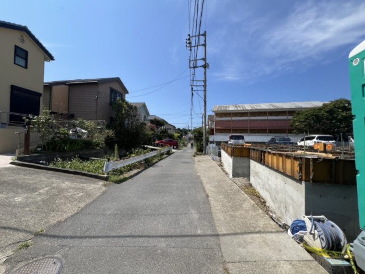 リビング吹き抜けがあり開放感のある新築住宅の前面道路含む現地写真