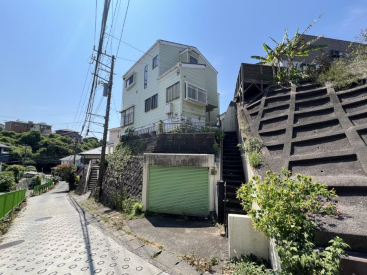海まで徒歩７分！高台の閑静な住宅街にある眺望良好住宅の外観