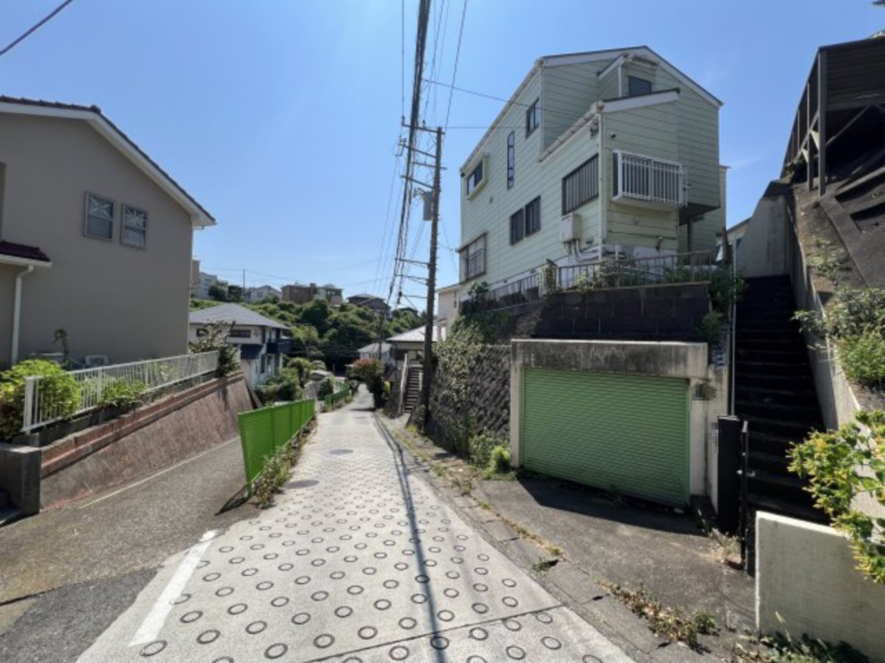 海まで徒歩７分！高台の閑静な住宅街にある眺望良好住宅の前面道路含む現地写真