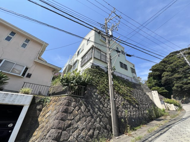 海まで徒歩７分！高台の閑静な住宅街にある眺望良好住宅の前面道路含む現地写真