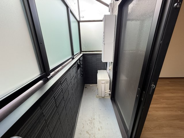 ティーズ岡上の町のバルコニー