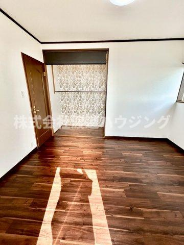 五条町一戸建の洋室