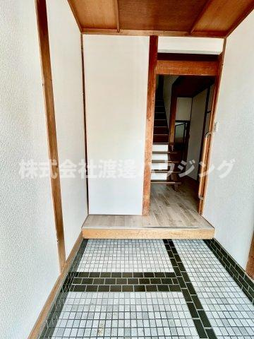 松山町1丁目貸家の玄関