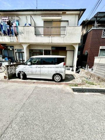 松山町1丁目貸家の駐車場|平面駐車場