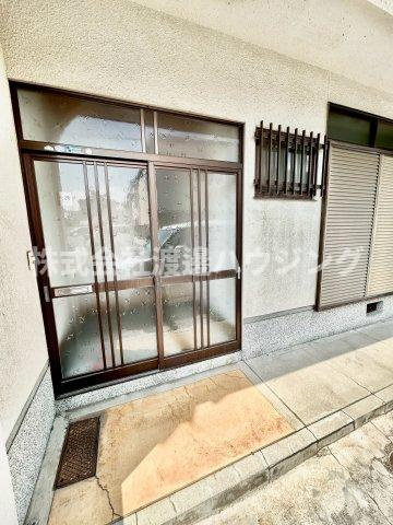 松山町1丁目貸家のエントランス