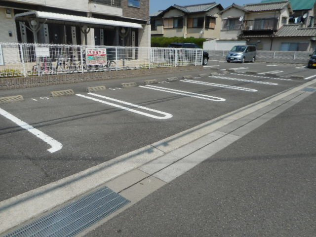 ラポール西庄の駐車場