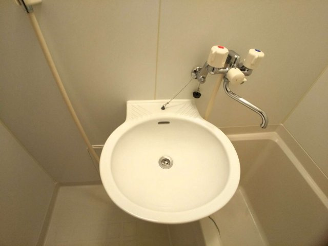 レオパレスエイトの内装|鏡を備え　準備のしやすい洗面台