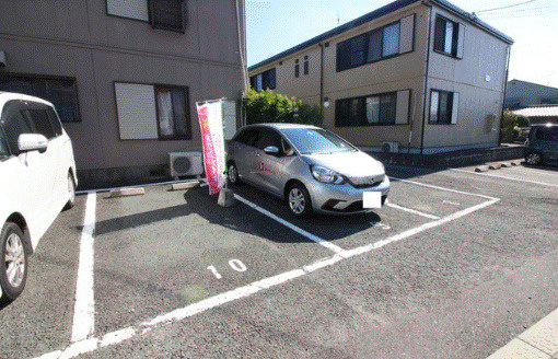 フォーサム・コガの駐車場