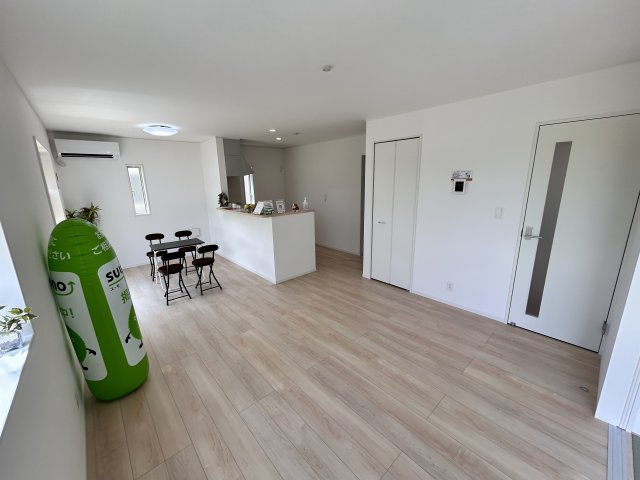 【内装】 | ＼大 幅 値 下 げ／古川境野宮第５期　１号棟 | 同仕様写真
マイホームなら自分好みの壁紙や家具に変えて楽しむ事も！