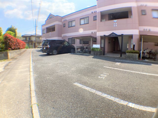 グレイスメゾンの駐車場