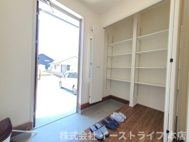 【新築戸建】　いわき市泉もえぎ台第2　全２棟　長期優良住宅　ラスト1棟の周辺|きれいで明るい玄関で、収納力もたっぷりのシューズクローゼットがついています