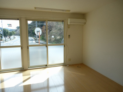 【居間・リビング】 | ラ・クレール 1LDK | 使いやすいリビングです