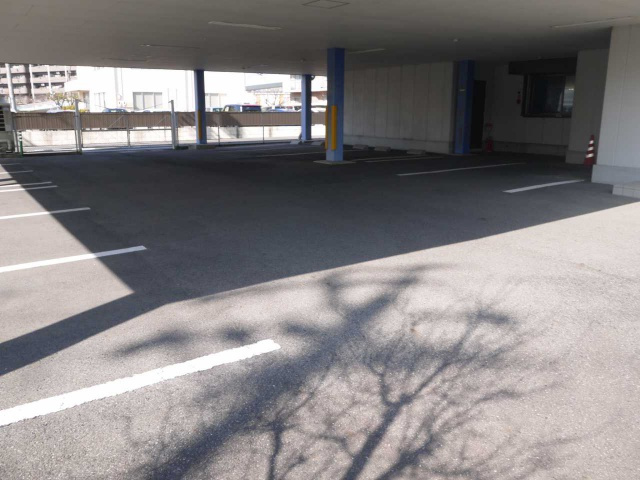 三河安城町貸事務所・倉庫の駐車場