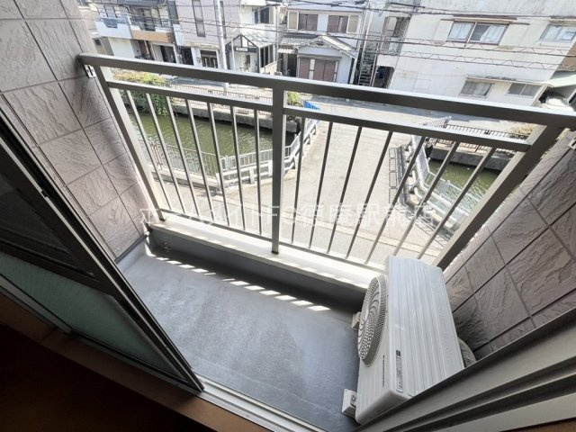 東大阪市中鴻池町３丁目のアパートのバルコニー