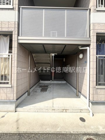 東大阪市中鴻池町３丁目のアパートのエントランス