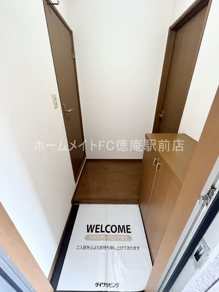 東大阪市中鴻池町３丁目のアパートの玄関