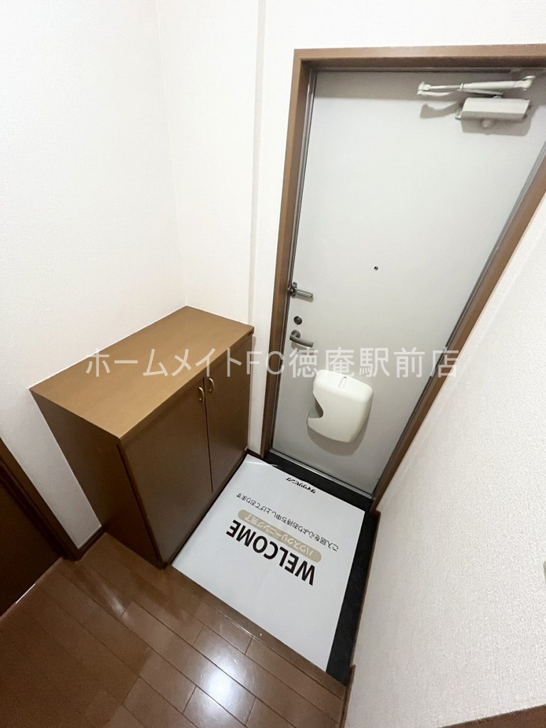 東大阪市中鴻池町３丁目のアパートの玄関