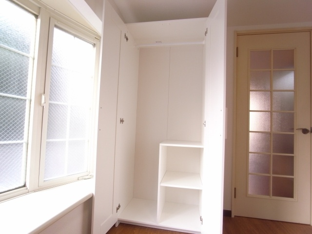 アミティエ山手の収納|アンティクな感じの家具を配置しております。