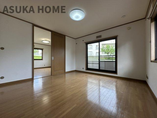 境木町 戸建ての洋室|隣のお部屋を開放すると14帖のマスターベッドルームに！奥のお部屋は書斎や趣味のお部屋に良さそうです。