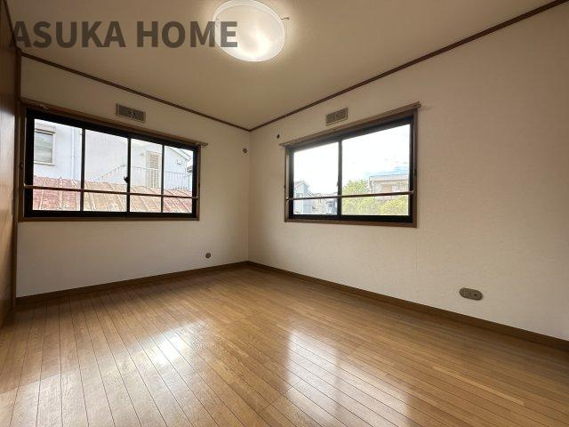 境木町 戸建ての洋室|2面採光の明るい室内です。居心地よく過ごせそうですね。